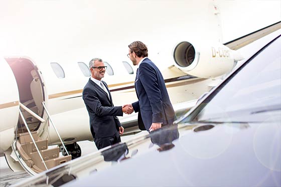 Flughafentransfer, chauffeur, fahrgast, limousine, flugzeug