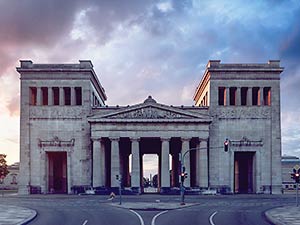 Sightseeing, München, Königsplatz, Propyläen